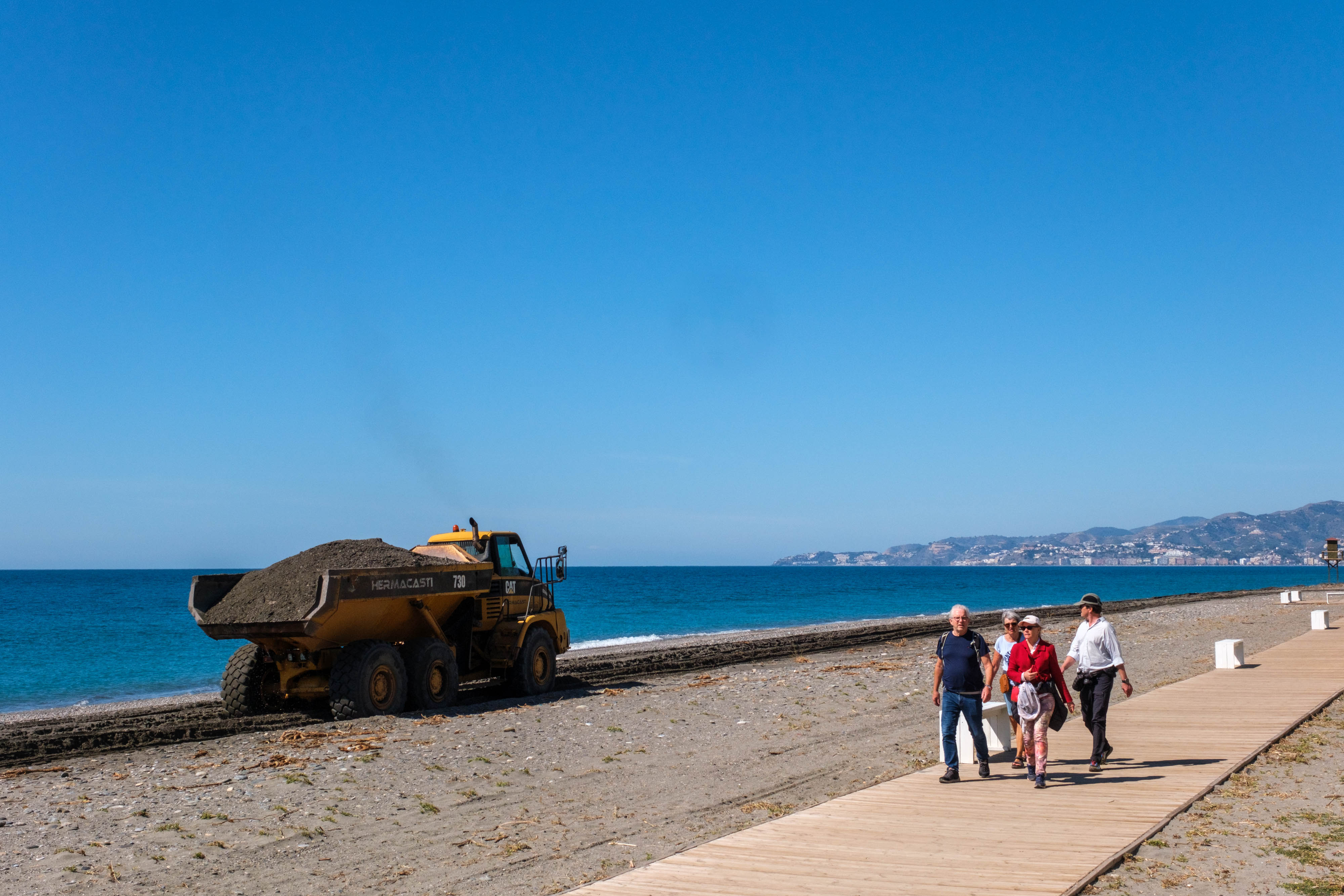 La puesta a punto de las playas de Granada de cara a Semana Santa, en imágenes