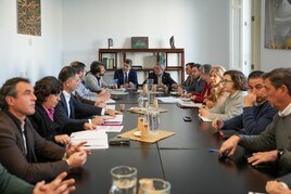 Hugo Morán y el delegado del Gobierno en Andalucía, Pedro Fernández, con los alcaldes de la zona.