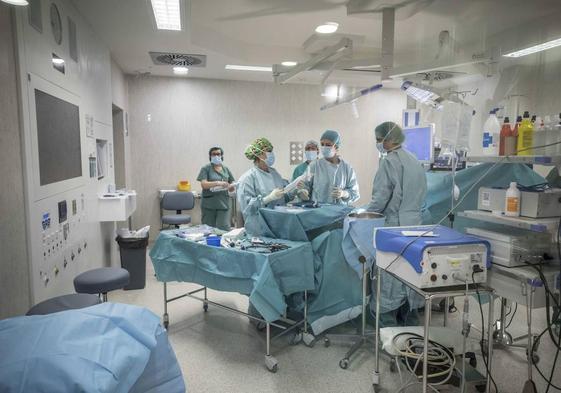 Imagen de archivo de una operación quirúrgica en un hospital de Granada