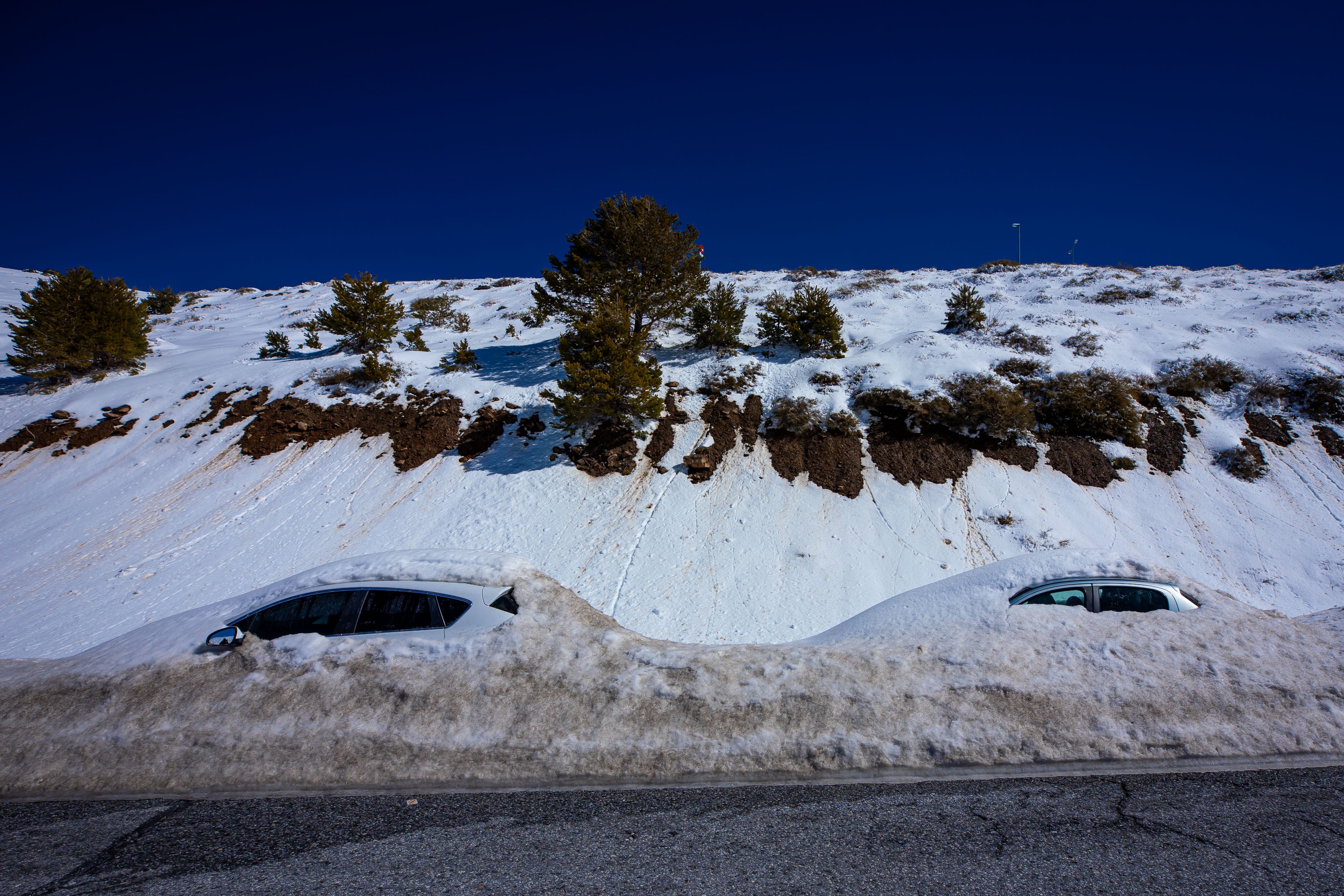 Coches sepultados bajo la nieve en la Hoya de la Mora.