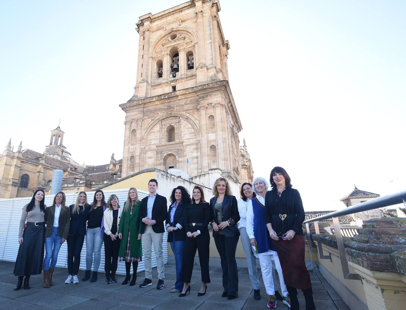 Las representantes de las organizaciones empresariales granadinas junto a las diputadas y al presidente de AJE.