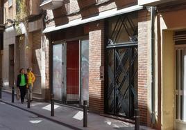 Local de la calle Almenara, en Murcia, donde tiene su sede social una empresa funeraria del presunto cabecilla de la red.