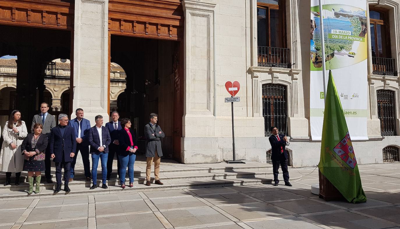 Paco Reyes en el izado de la bandera provincial junto a otros miembros del pleno de la Diputación.