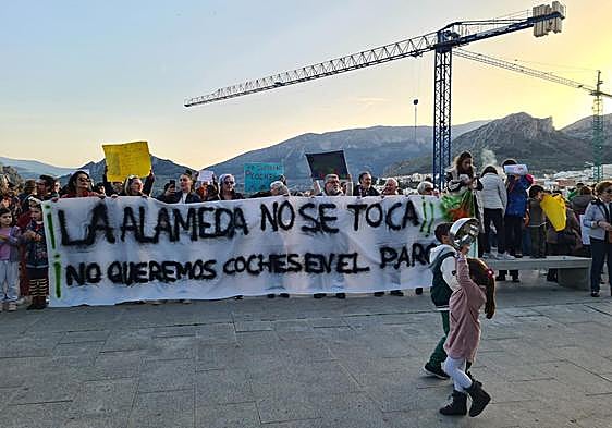 La protesta, en el mirador de la Alameda, con las grúas del centro de salud al fondo.