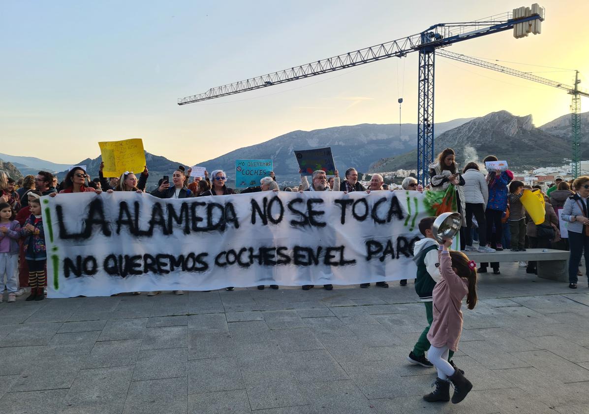 La protesta, en el mirador de la Alameda, con las grúas del centro de salud al fondo.