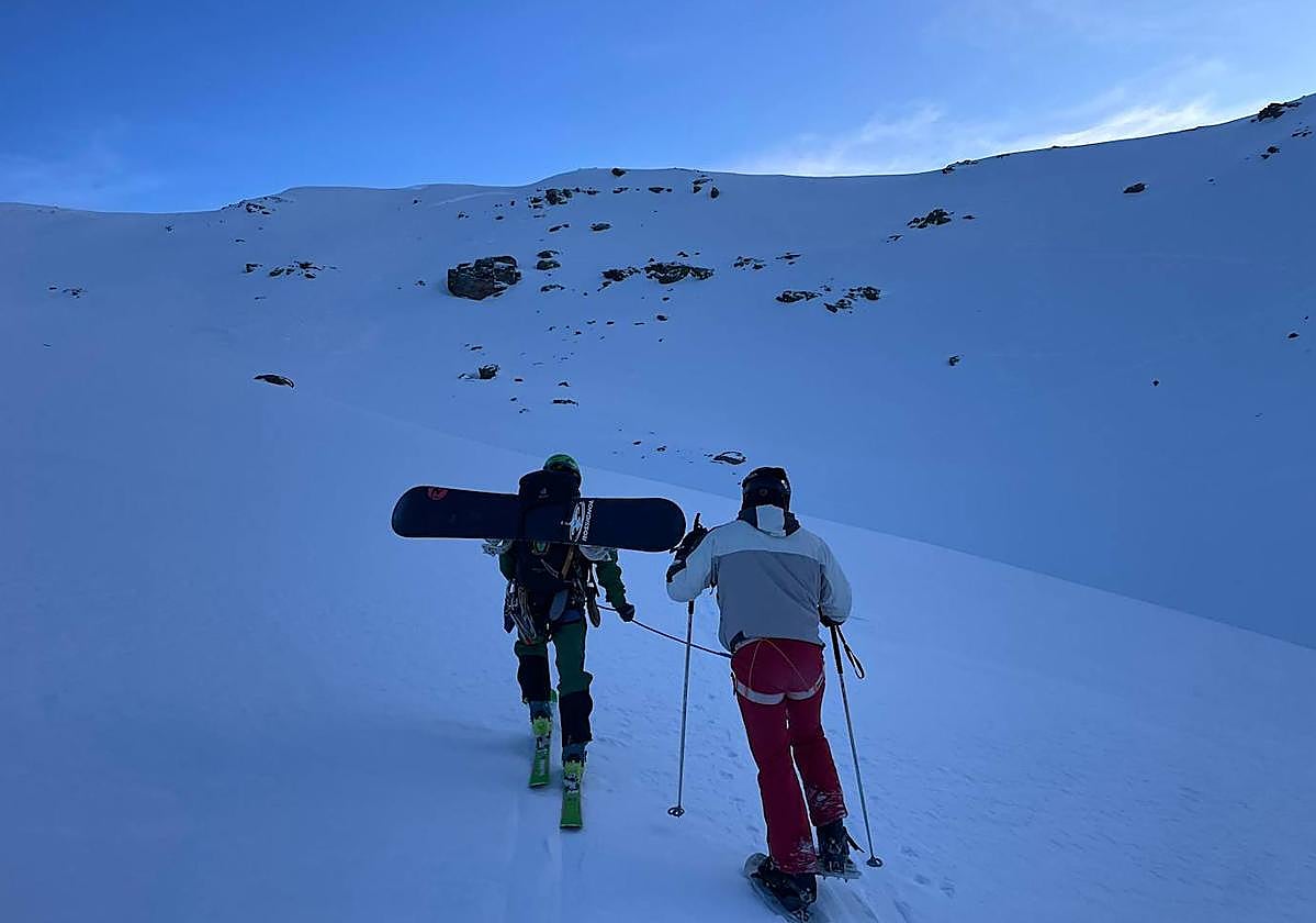 Rescate de un snowboarder este martes en el barranco de San Juan.