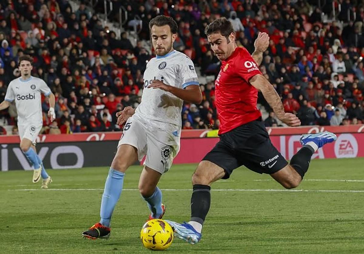 Abdón Prats arma un disparo con su zurda durante un partido contra el Girona esta temporada.