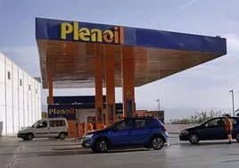 Tres ofertas de empleo para una nueva gasolinera en Granada.