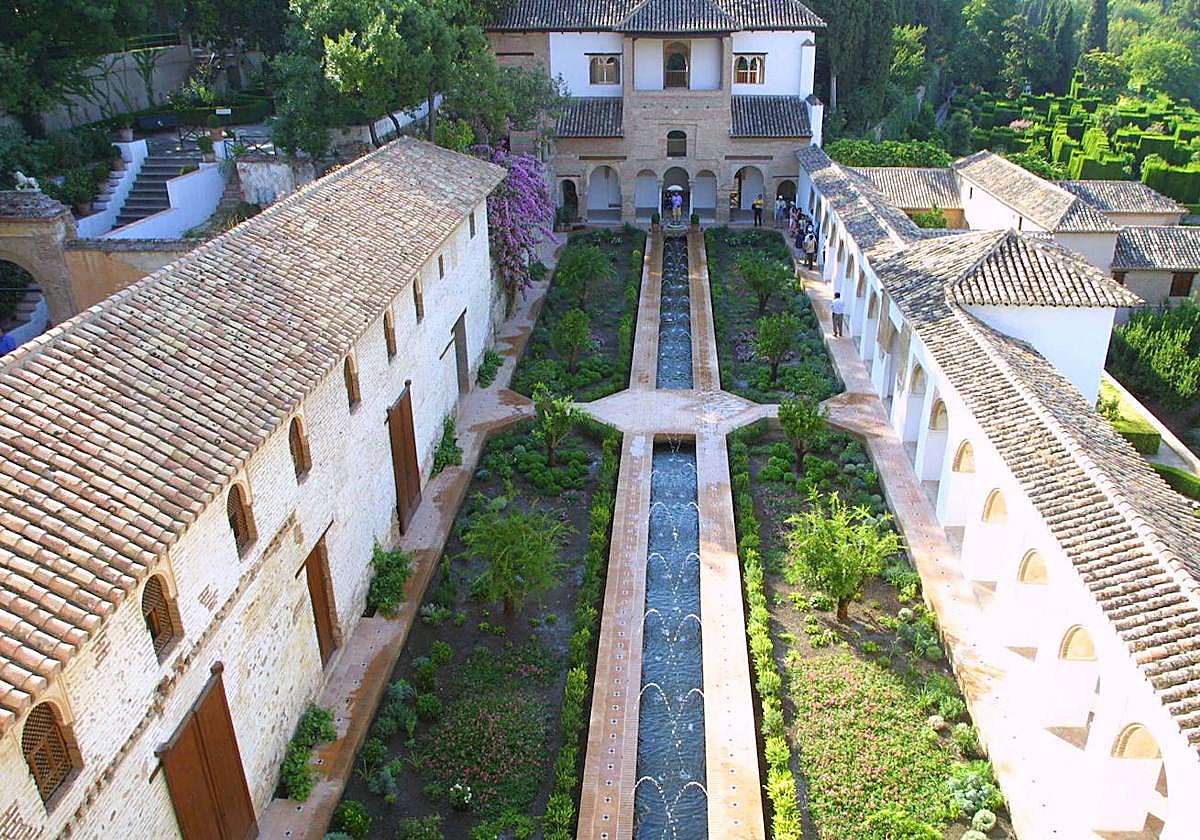 Patio de la Acequia del Generalife en el recinto monumental de la Alhambra.