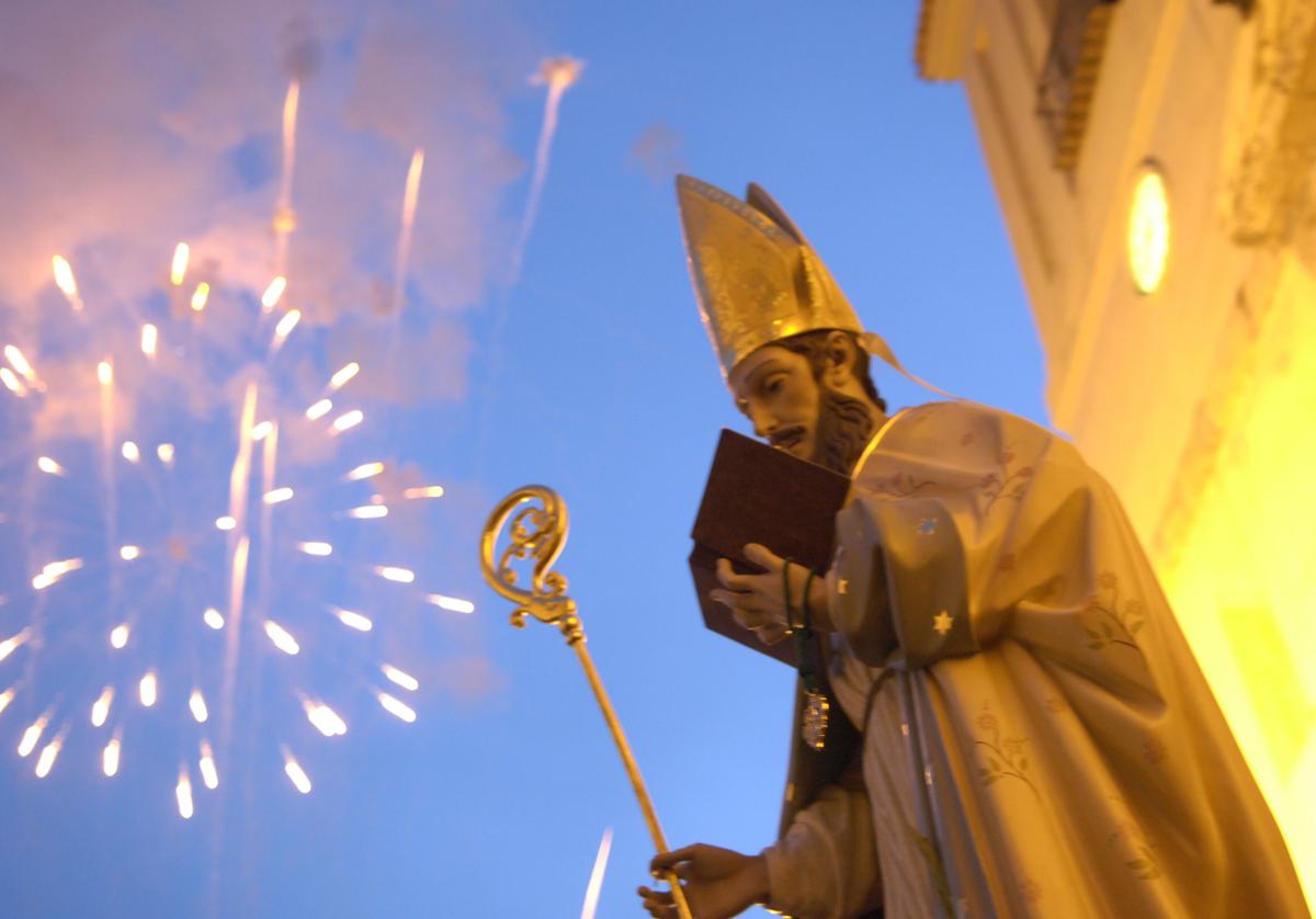 San Patricio saliendo de su iglesia hace dos años