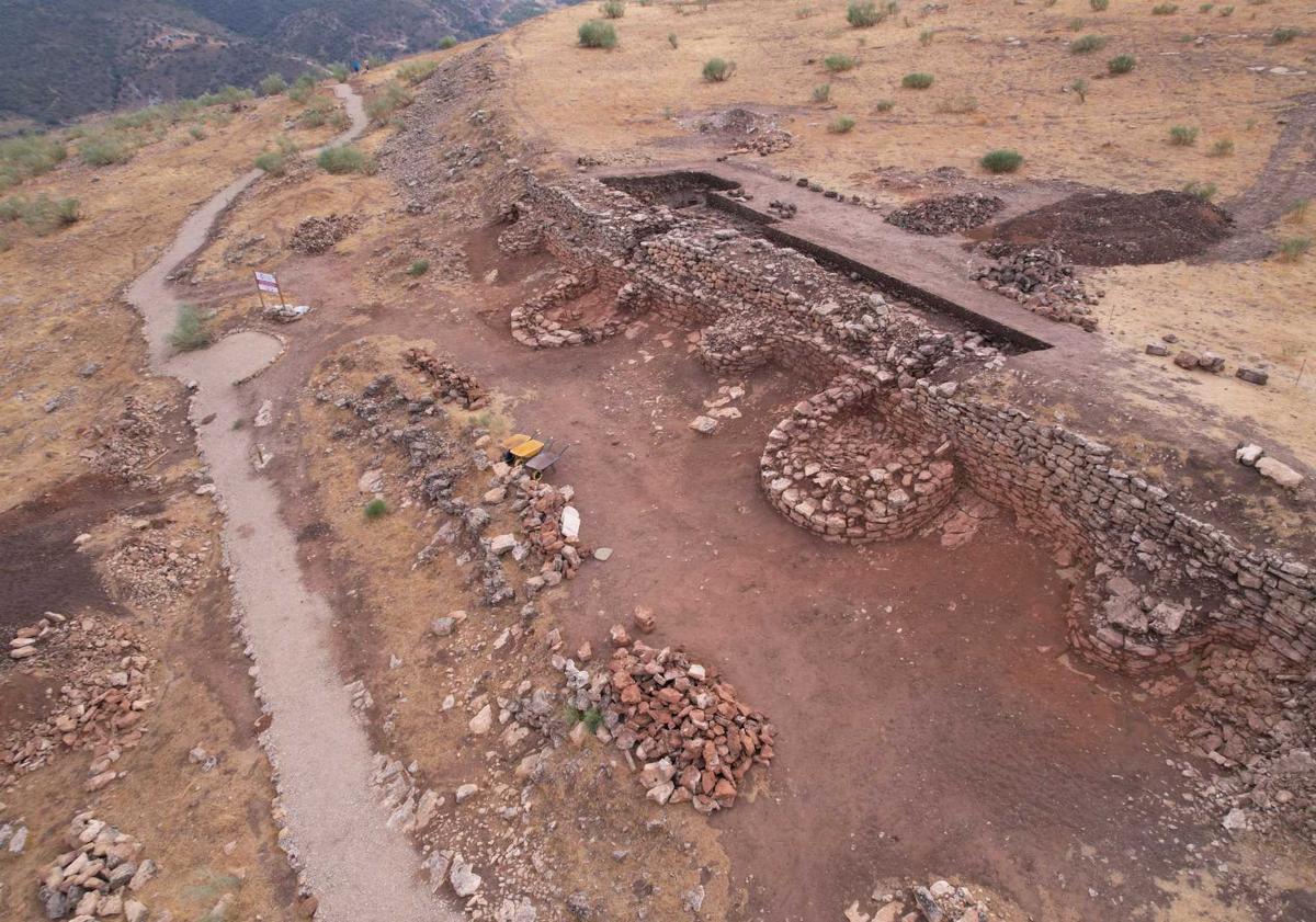 Imagen principal - El poblado prehistórico de Granada cuyas murallas se ven desde el cielo