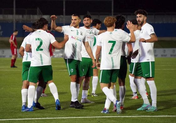 Los futbolistas andaluces festejan la consecución de un gol.