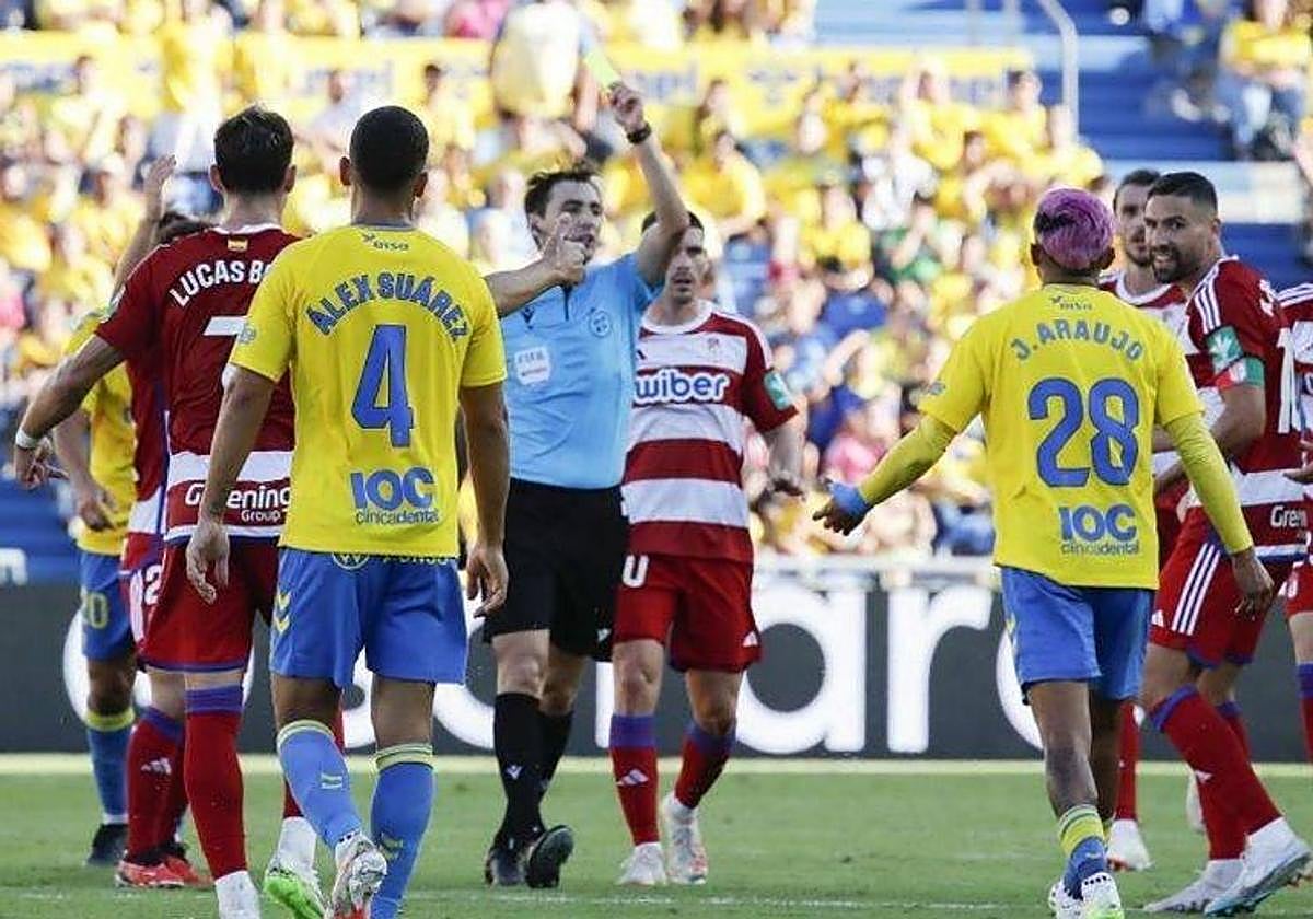 De Burgos Bengoechea amonesta a un futbolista de Las Palmas.