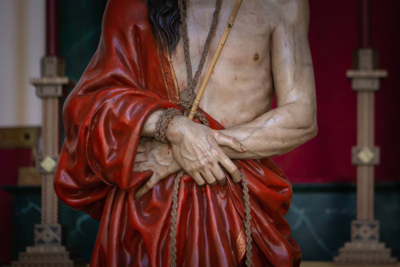 Detalle de las manos, brazos y vestimenta del Cristo de la Sentencia.