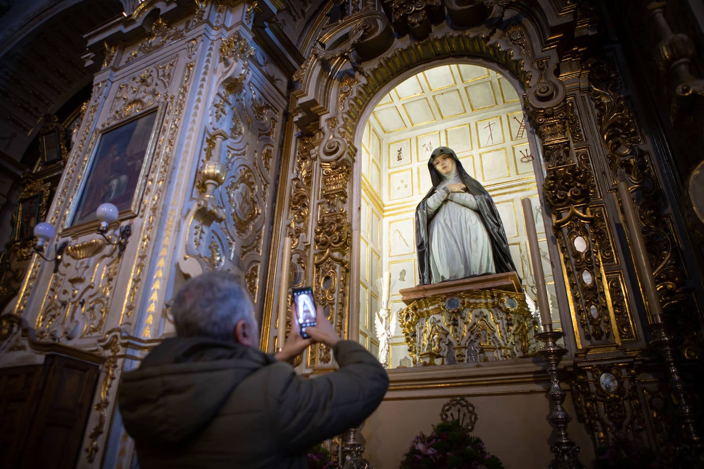 Fotografiando a la Virgen de la Soledad.
