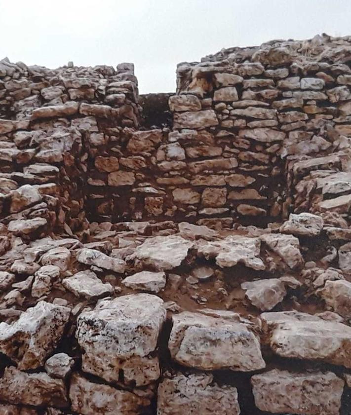 Imagen secundaria 2 - El poblado prehistórico de Granada cuyas murallas se ven desde el cielo