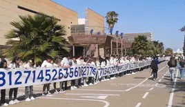 La pancarta con el número pi se extiende hasta el horizonte.