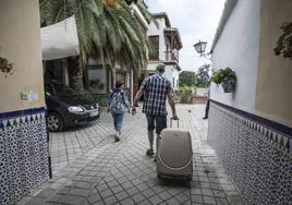 Una pareja de turistas entra en un piso turístico de la capital granadina en una imagen de archivo.