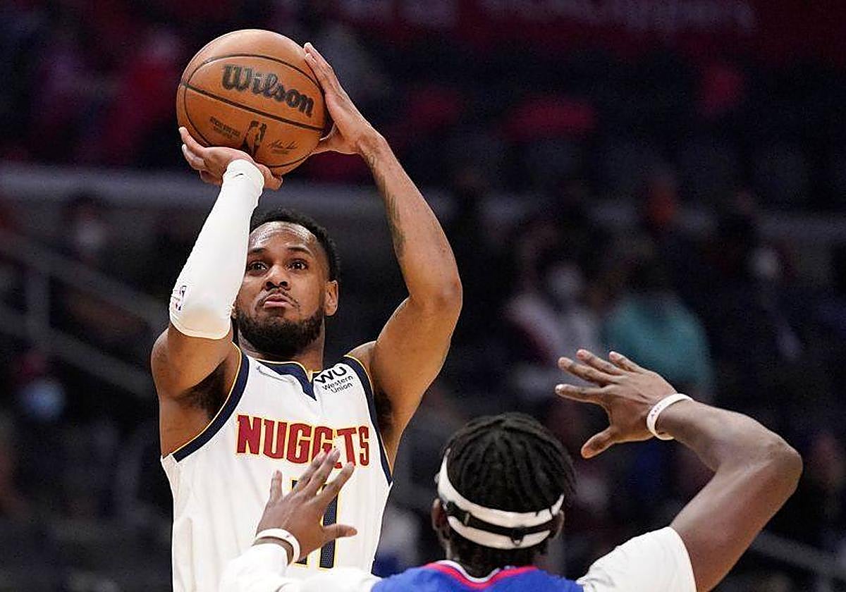 Will Barton lanza a canasta con los Denver Nuggets.