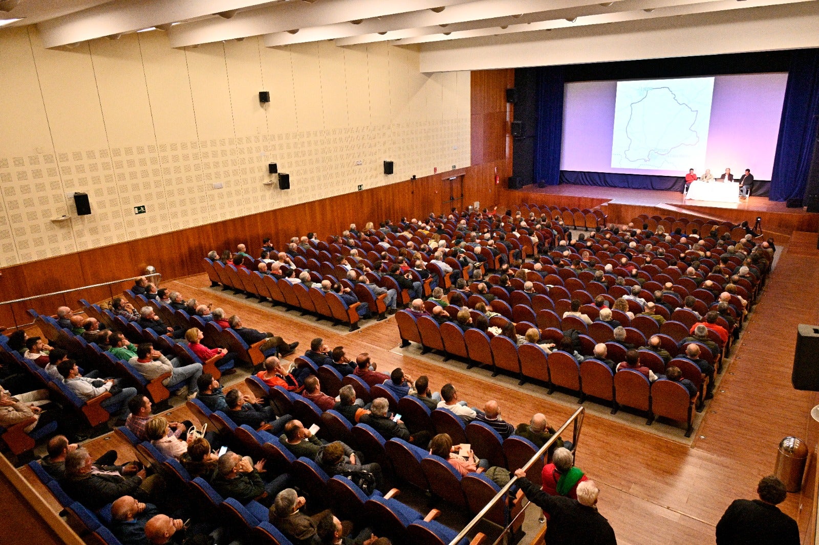 Reunión en el Cine Teatro María Bellido de Porcuna.