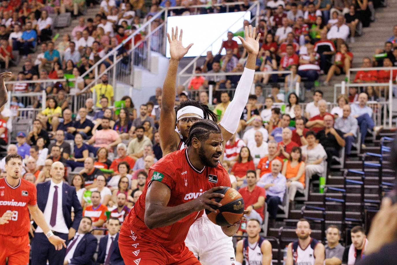 Cristiano Felicio, obstaculizado por Moneke en el partido de la primera vuelta disputado en el Palacio de los Deportes.