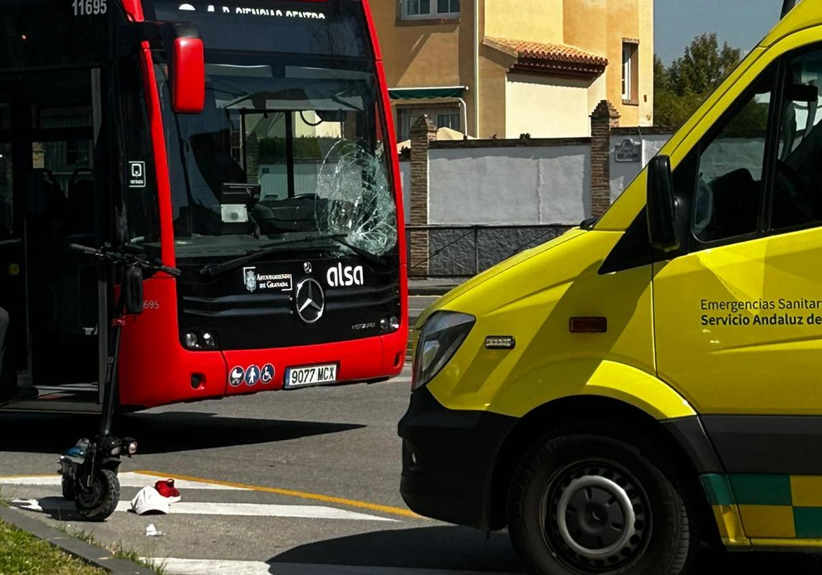 Estado del autobús tras el accidente con un patinete.