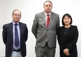Los representantes de los accionistas minoritarios del Granada, con la presidenta Sophia Yang.