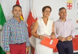 Adriana Valverde, portavoz del PSOE municipal, junto a los concejales José Fernández Mañas y Antonio Jesús Ruano.