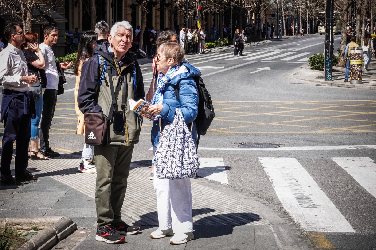 Las imágenes de Granada a reventar: calles y bares repletos