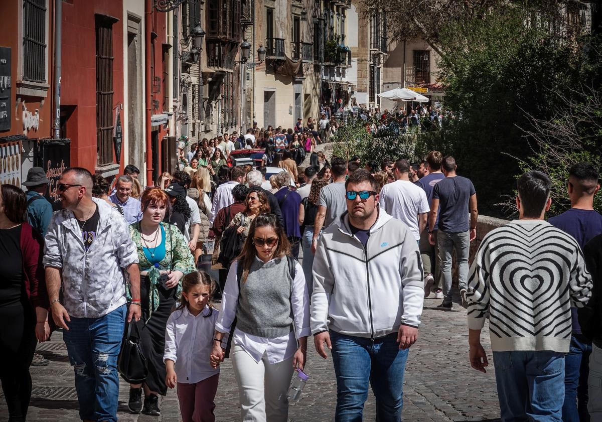 Imagen principal - Las calles de Granada son este fin de semana un museo al aire libre de buen ambiente, temperaturas agradables y todo tipo de actividades.