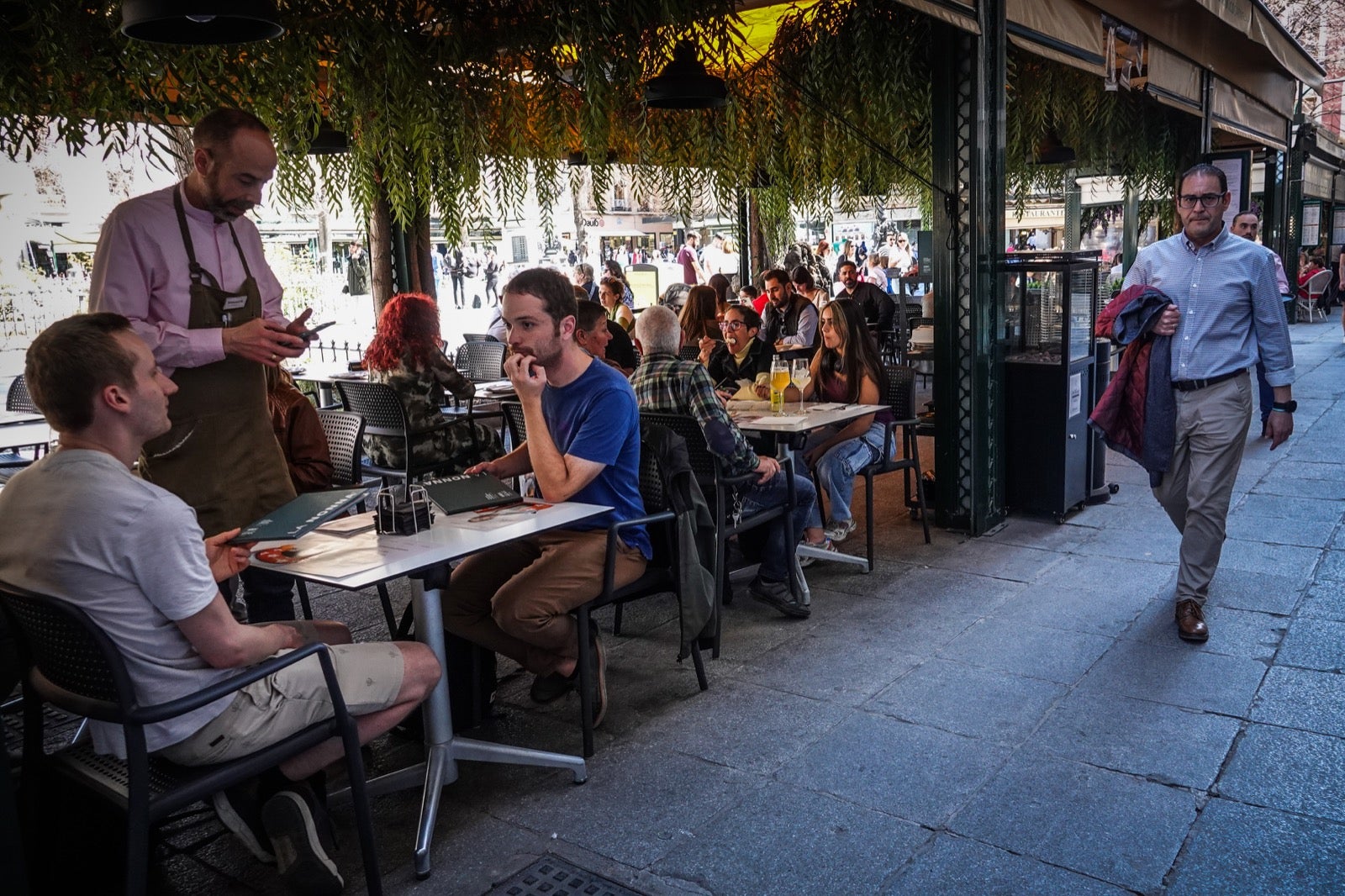 Las imágenes de Granada a reventar: calles y bares repletos