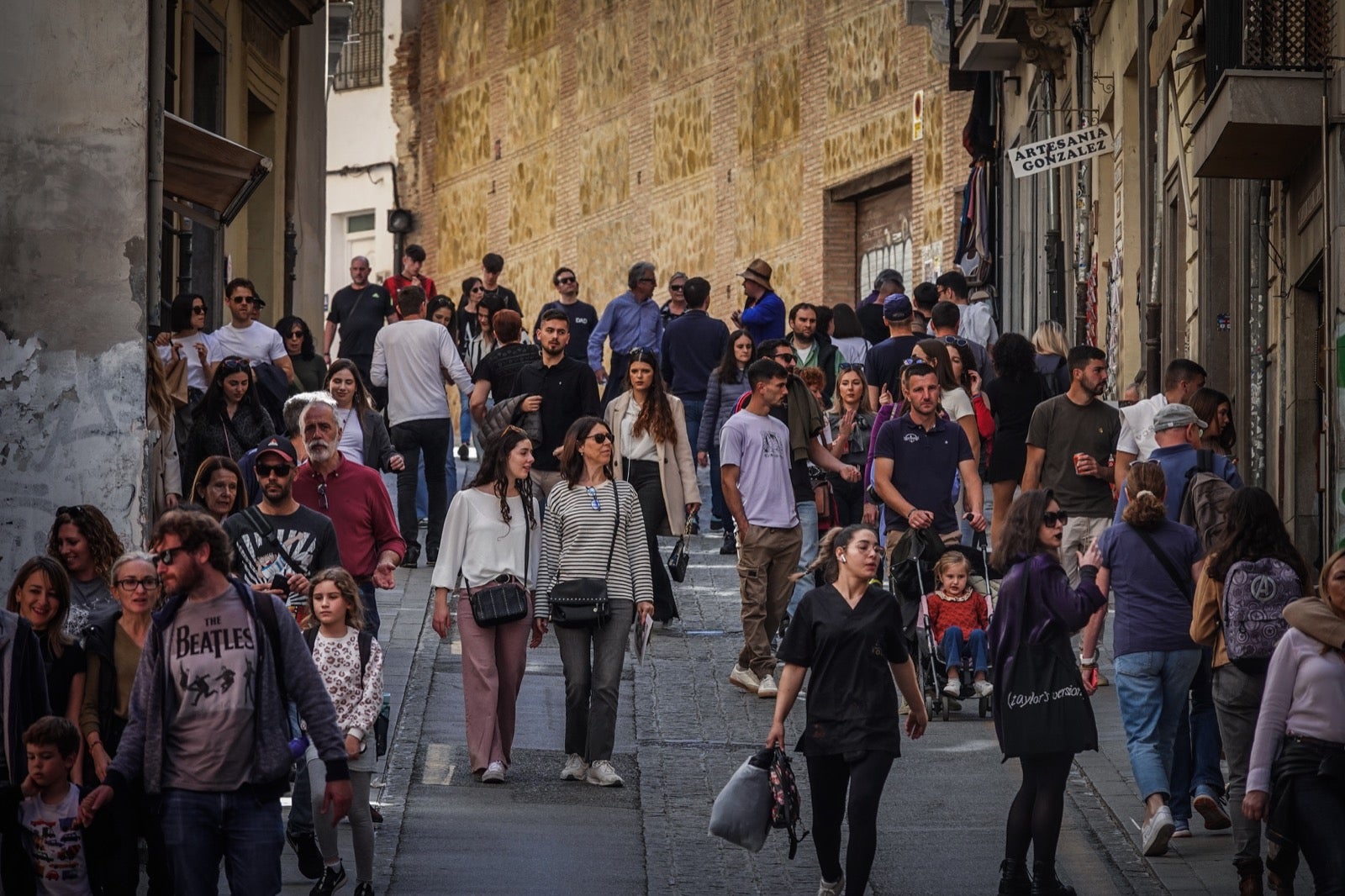 Las imágenes de Granada a reventar: calles y bares repletos