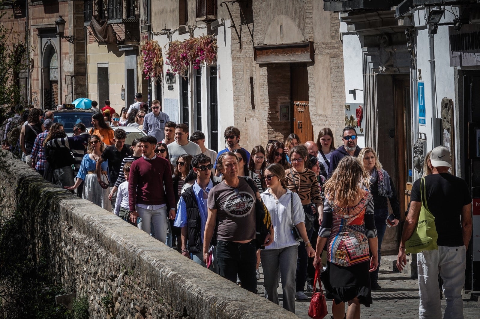 Las imágenes de Granada a reventar: calles y bares repletos