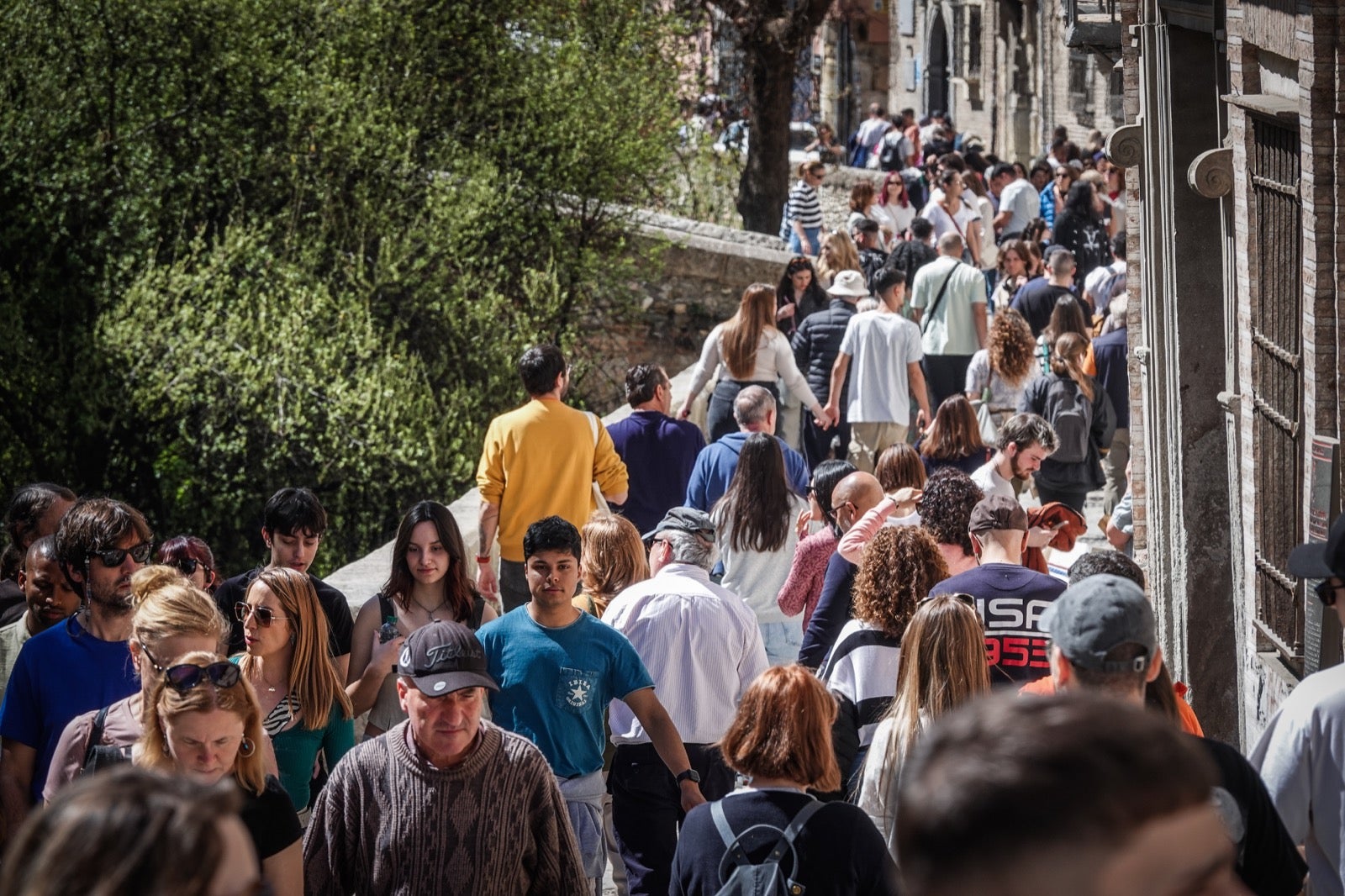 Las imágenes de Granada a reventar: calles y bares repletos