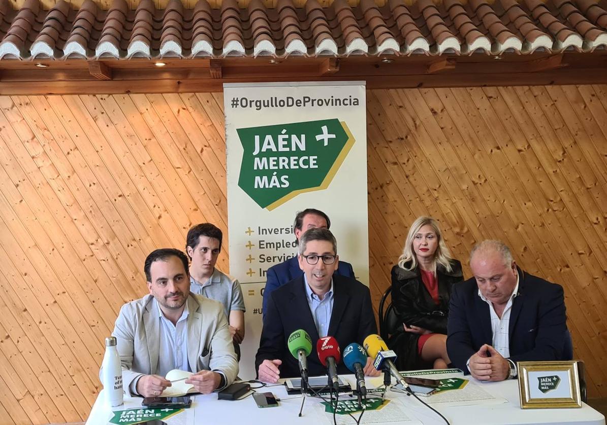 Rueda de prensa del miércoles, de la dirección de JM+, con el grupo municipal detrás.