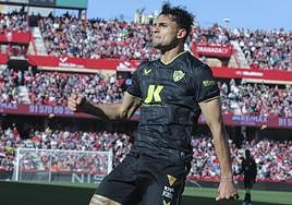 Marc Pubill celebrando el gol frente al Granada en Los Cármenes.