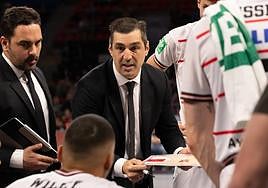 Pablo Pin se dirige a Jacob Wiley durante un tiempo muerto en el pabellón Fernando Buesa Arena.