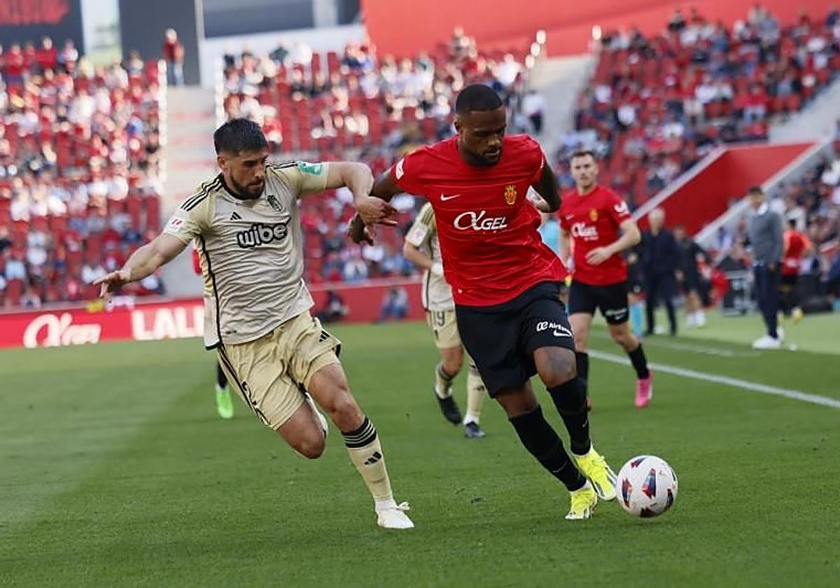 Bruno Méndez defiende a Cyle Larin por banda.