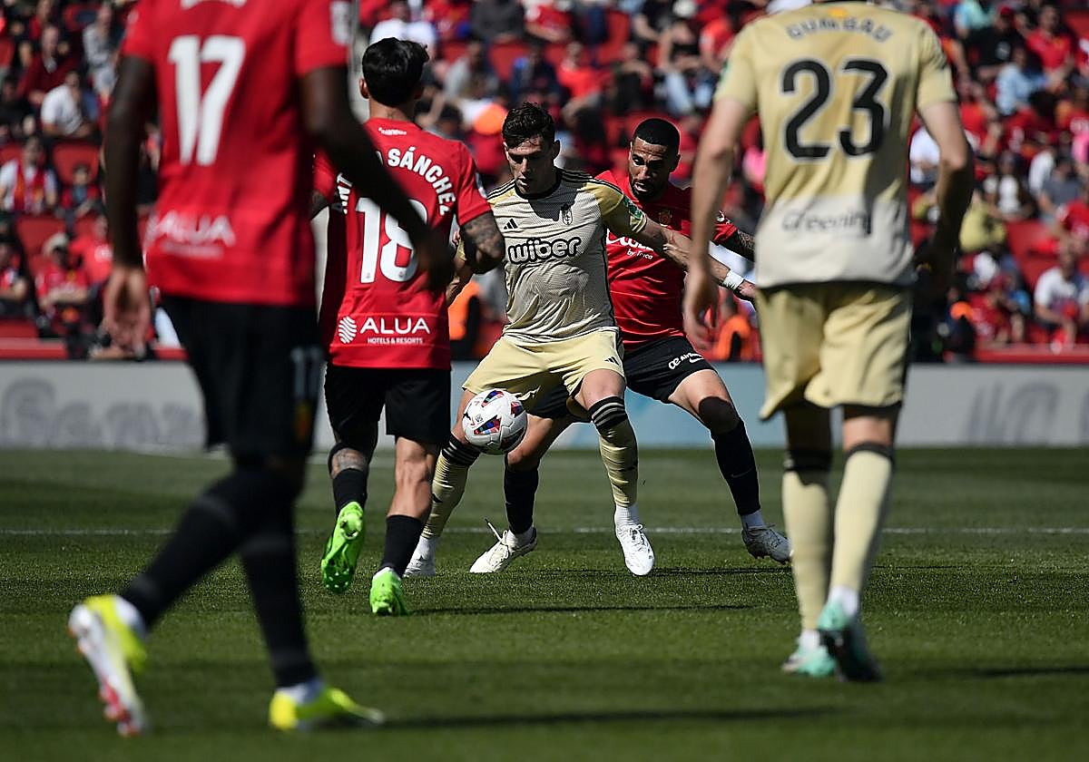 Lucas Boyé protege un balón de espaldas en Son Moix.