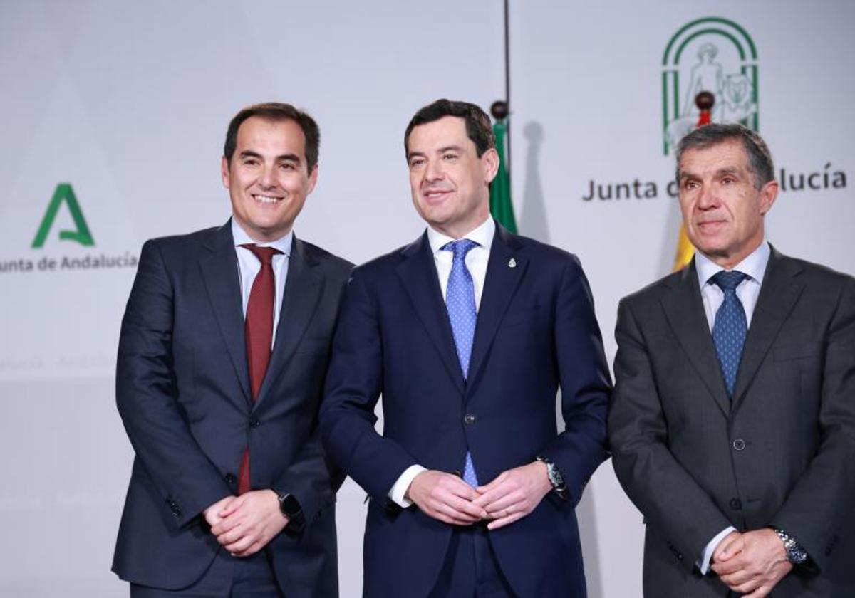 El presidente de la Junta de Andalucía, Juanma Moreno (c), junto al presidente del Tribunal Superior de Justicia de Andalucía, Lorenzo del Río (d), y el Consejero de Justicia, Administración Local y Función Pública, José Antonio Nieto.