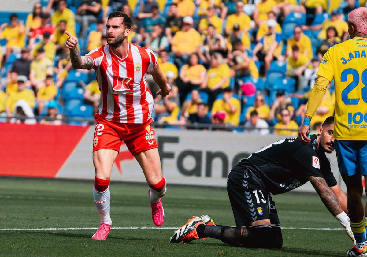 Leo Baptistao celebra un gol para la historia, pues vale para romper una racha de 301 días.