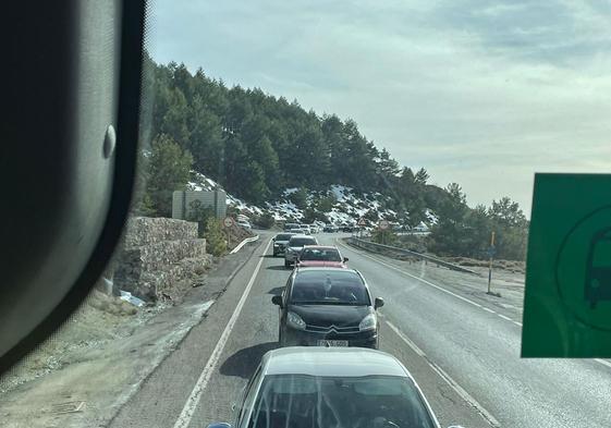 Colas de vehículos a causa de las retenciones en la carretera de Sierra Nevada este domingo.