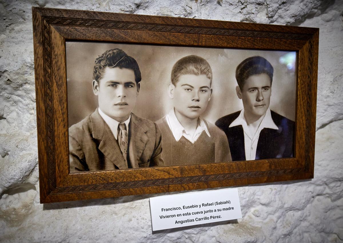 Imagen secundaria 1 - Imágenes de la cueva y Eusebio, en su casa. En la segunda fotografía, Eusebio de joven (centro) con sus hermanos. 