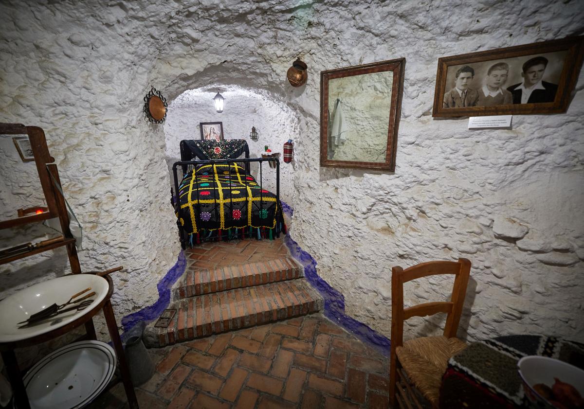 Imagen principal - Imágenes de la cueva y Eusebio, en su casa. En la segunda fotografía, Eusebio de joven (centro) con sus hermanos. 