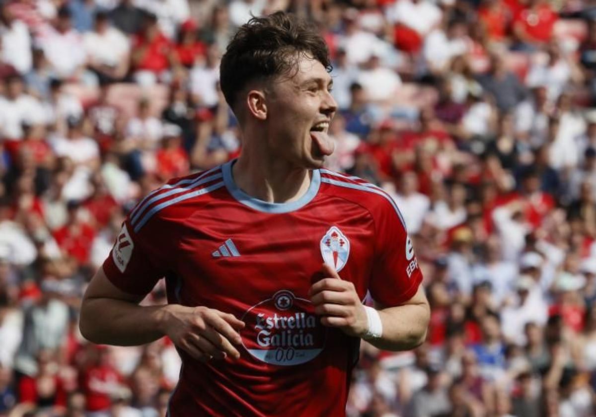 Strand Larsen celebra su golazo de tacón en el Sánchez-Pizjuán.