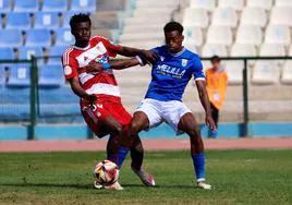 El juvenil ghanés Oscar pugna con el delantero Alassane.