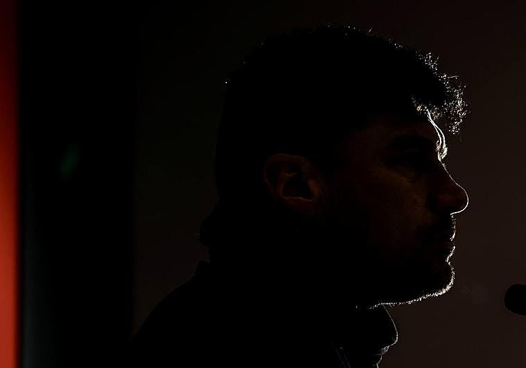 Silueta de Alexander Medina, en una comparecencia.