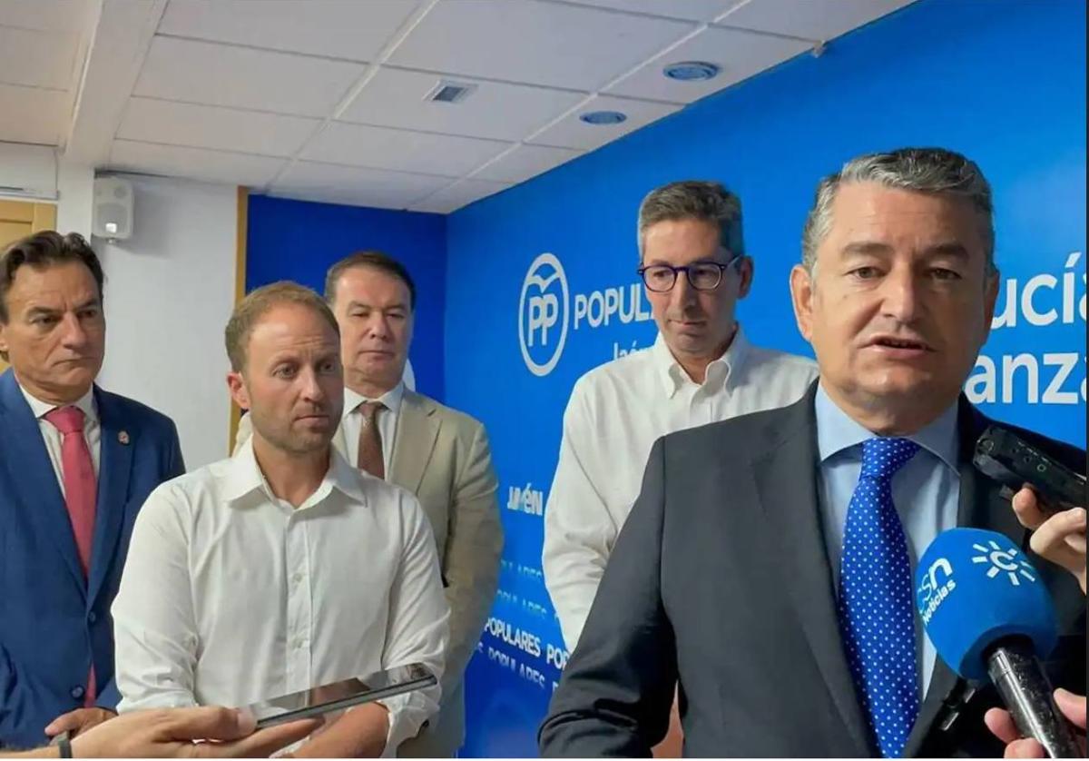 El consejero Antonio Sanz, los presidentes del PP de Jaén y JM+ y el alcalde, en septiembre.