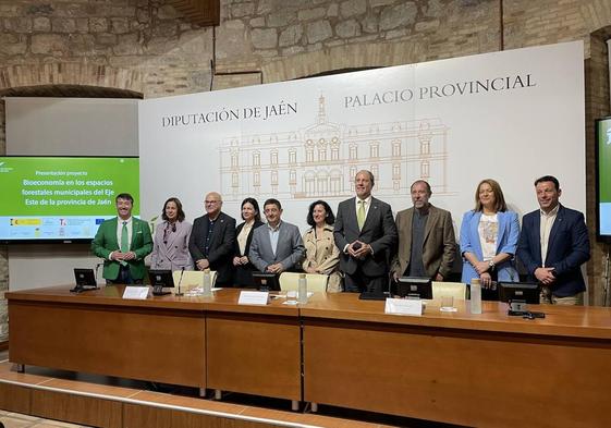 Manuel Fernández, Paco Reyes y Nicolás Ruiz con diputados y representantes de los ayuntamientos de Bedmar, Villarrodrigo y Huesa.