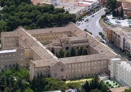 El magnífico edificio del Seminario de Jaén tiene la capilla mayor en el centro.